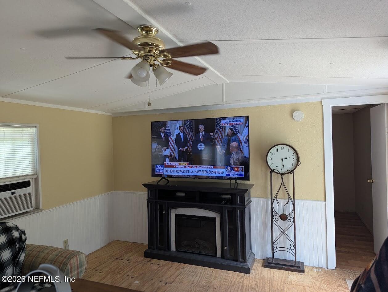 Photo 5 of 104 MOORE Avenue, Interlachen, FL 32148