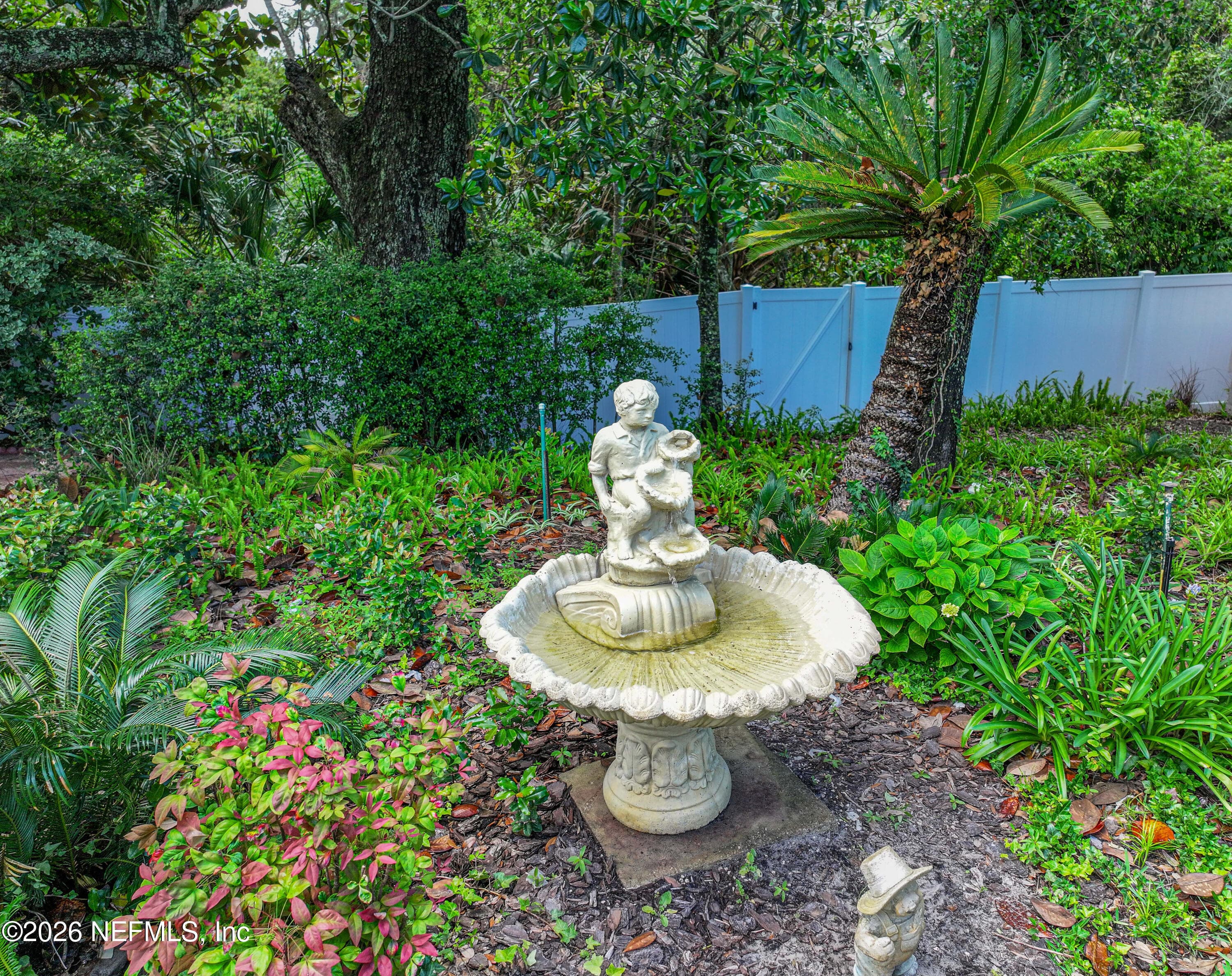 Beautiful backyard garden with gate access to the Greenway boardwalk — 865 LAGUNA Drive, Fernandina Beach, FL 32034