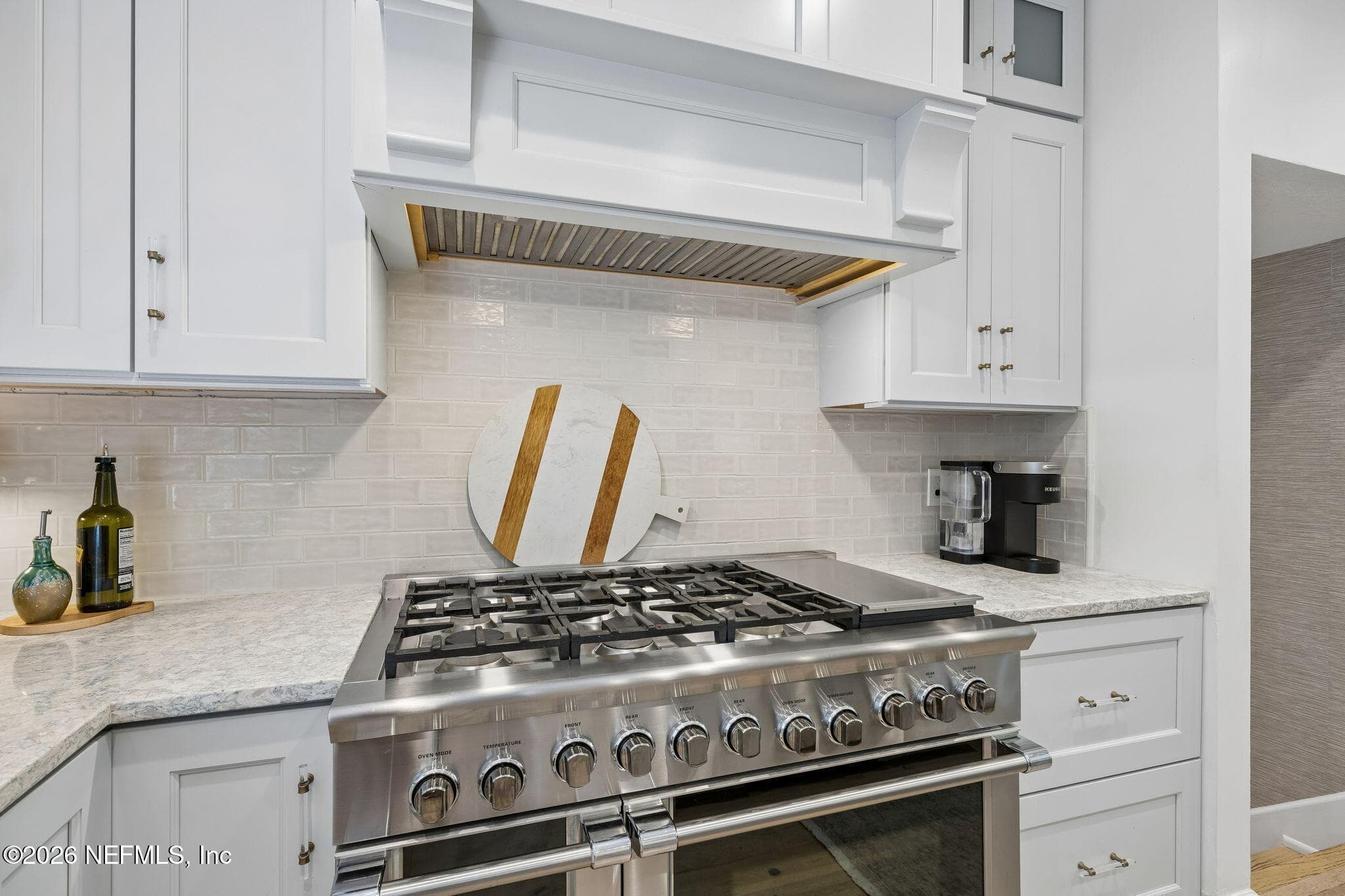 Six gas burner stove — 5070 BENTGRASS Circle, Ponte Vedra Beach, FL 32082