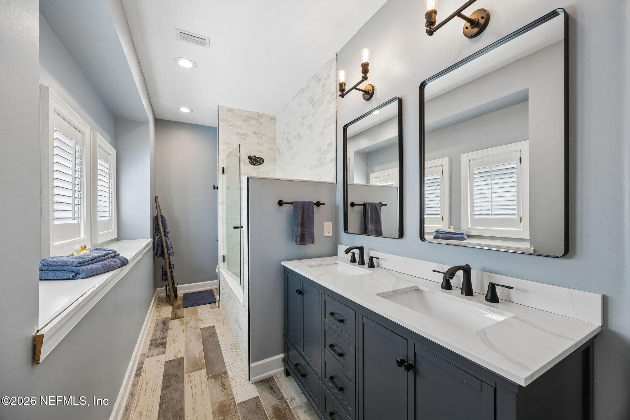 Double vanity hall bath for bedroom 3 and 4 — 5070 BENTGRASS Circle, Ponte Vedra Beach, FL 32082