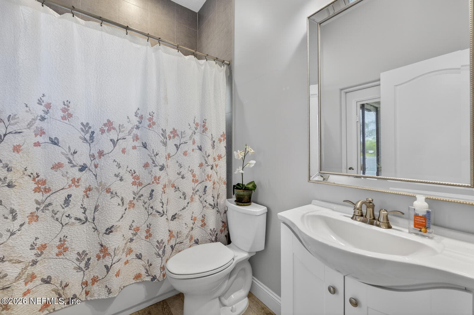 Separate Guest Bath — 1720 E TALL TREE Drive, Jacksonville, FL 32224