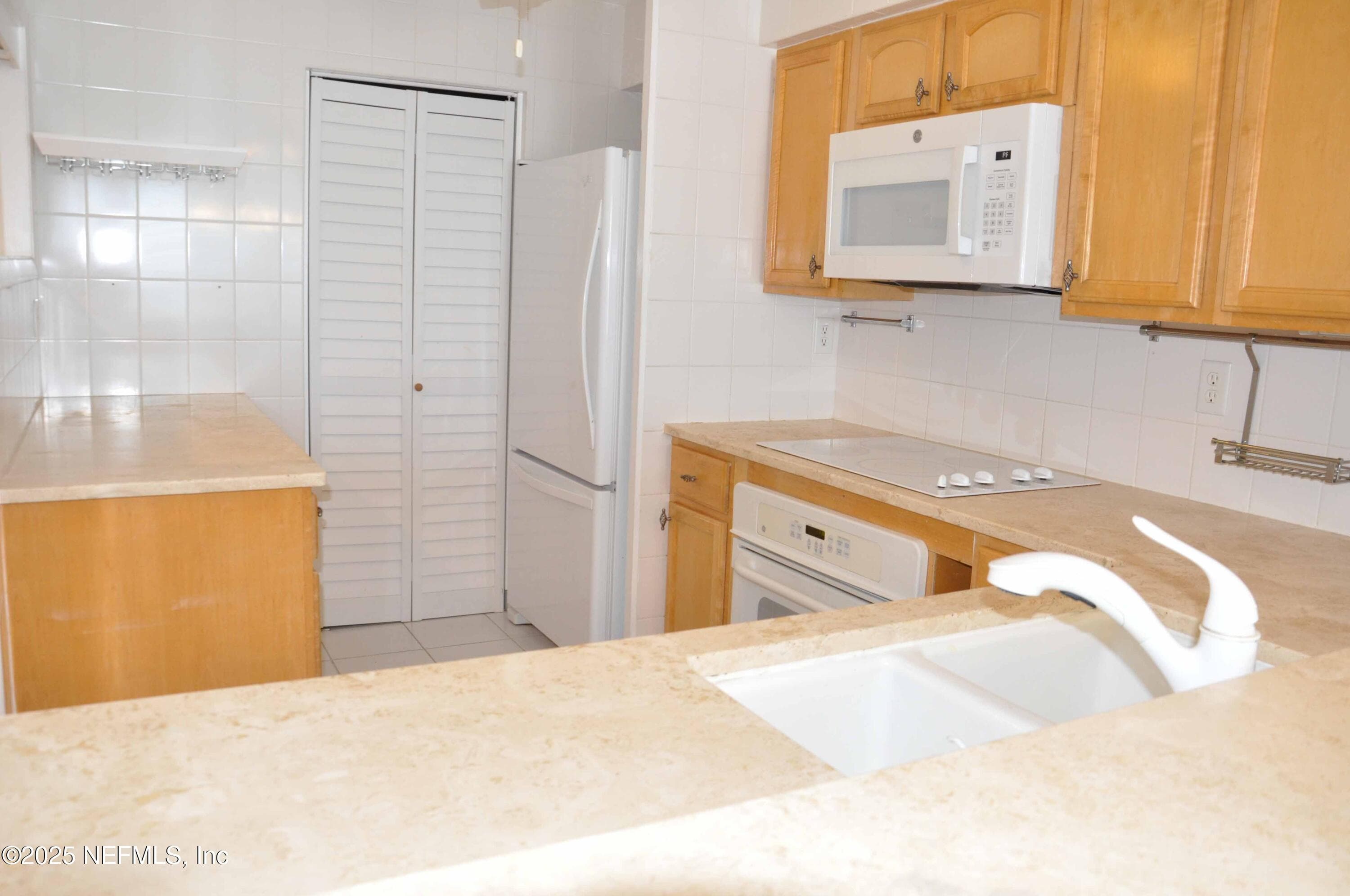 Photo 6 of 1301 S 1ST Street 906, Jacksonville Beach, FL 32250
