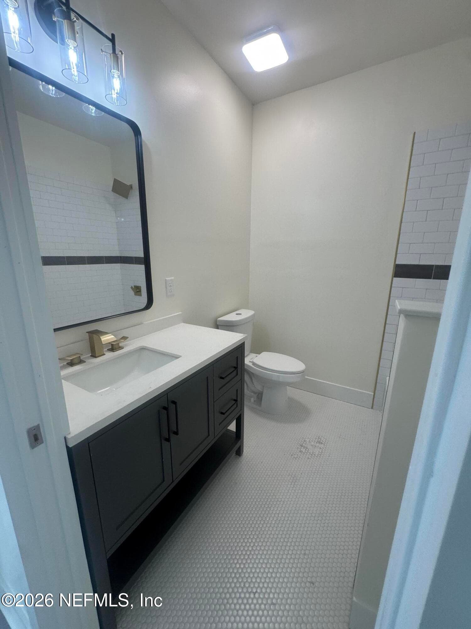 Upstairs guest bath — 30 W 12TH Street, Jacksonville, FL 32206